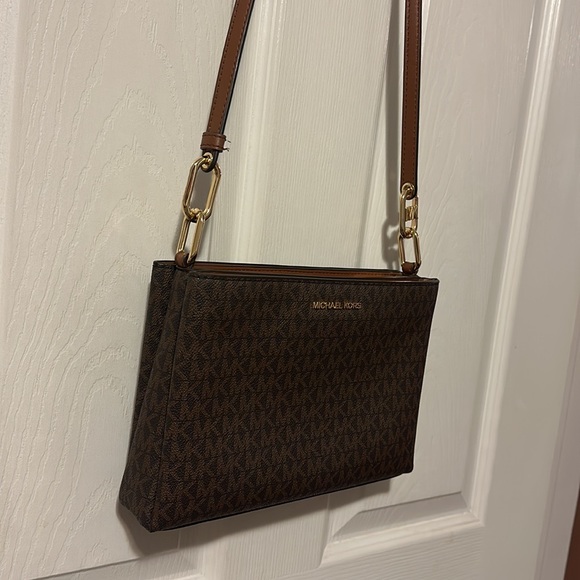 Michael Kors Crossbody ❤️ - Picture 15 of 15